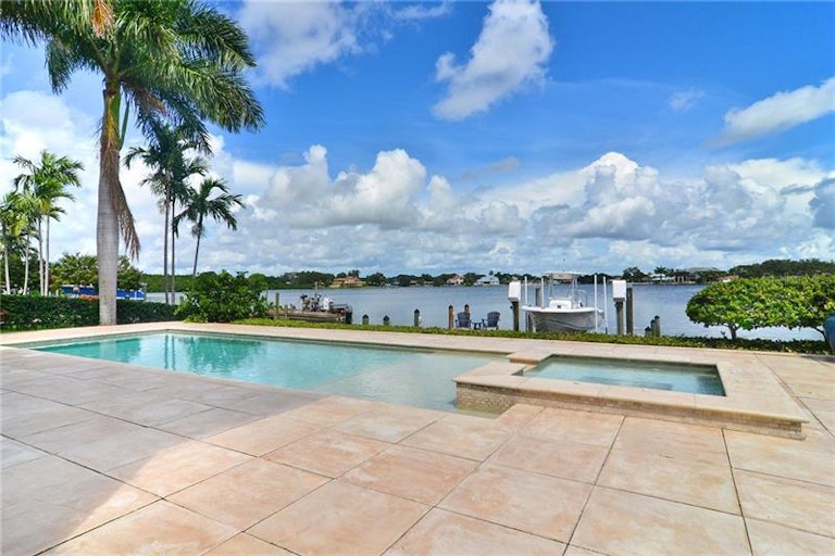 Photo 3 of 25 - 329 Bayview Dr NE, Saint Petersburg, FL 33704