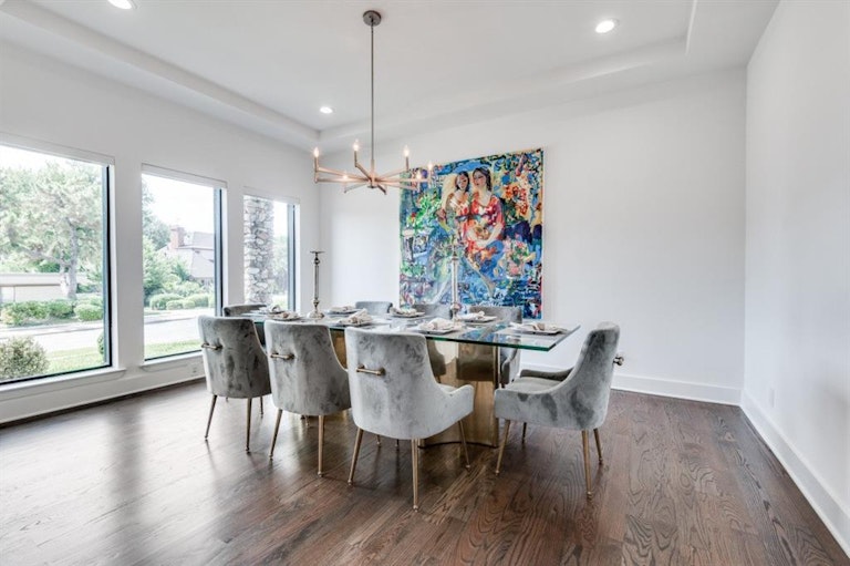 Photo 4 of 33 - 7031 Brookshire Dr, Dallas, TX 75230