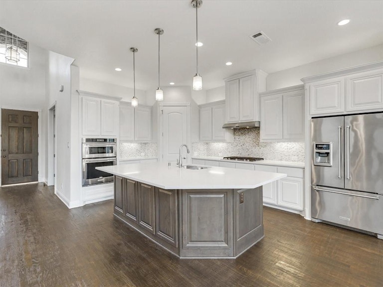 Photo 13 of 39 - 11121 Smoky Oak Ct, Argyle, TX 76226