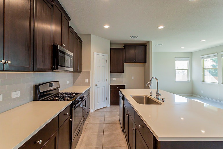 Photo 8 of 22 - 5602 Burr Blf, San Antonio, TX 78266