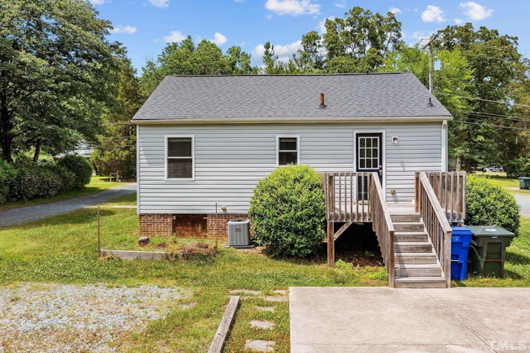Photo 12 of 20 - 311 W Poplar Ave, Carrboro, NC 27510