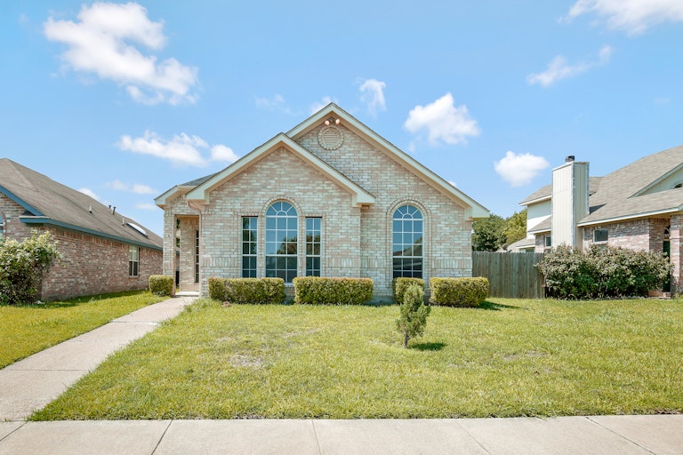 Photo 1 of 26 - 1533 Cool Springs Dr, Mesquite, TX 75181