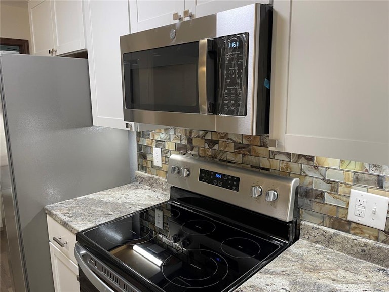 Photo 18 of 40 - 208 Guinevere Dr, Weatherford, TX 76086
