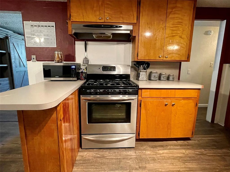 Photo 10 of 26 - 131 N Roe St, Fort Worth, TX 76108
