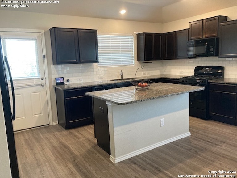 Photo 9 of 36 - 9722 Marbach Cres, San Antonio, TX 78245