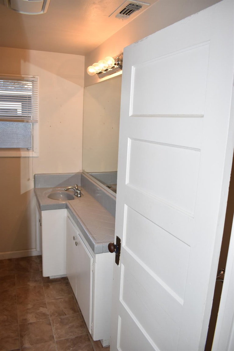 Photo 14 of 23 - 217 Los Vegas Ave, Roseville, CA 95678
