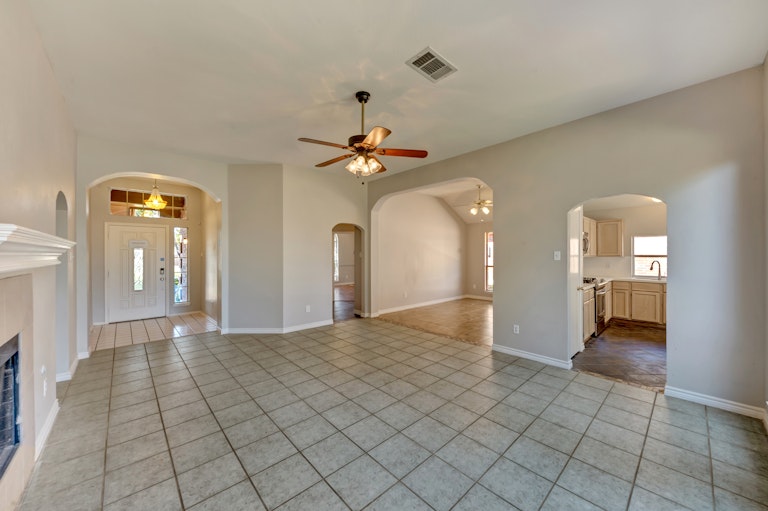 Photo 14 of 27 - 6207 Woolwich Dr, Arlington, TX 76001