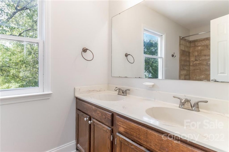 Photo 18 of 32 - 11231 Shandon Way Ln, Charlotte, NC 28262