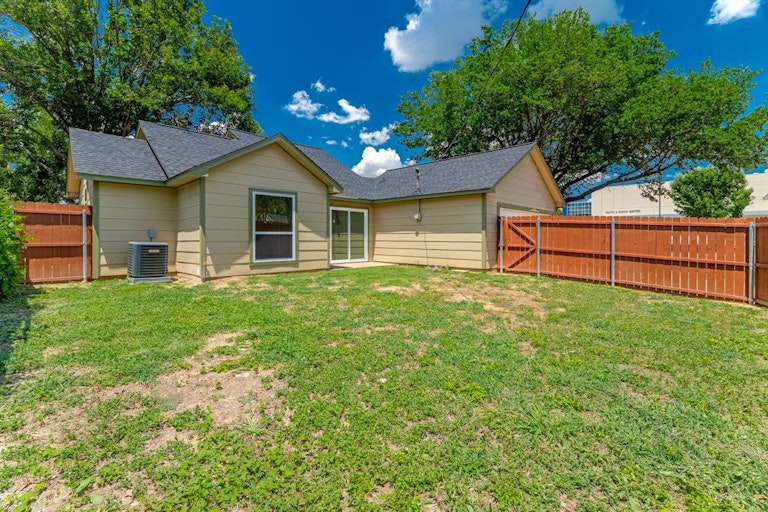Photo 22 of 28 - 10828 Eastcrest Ln, Dallas, TX 75217