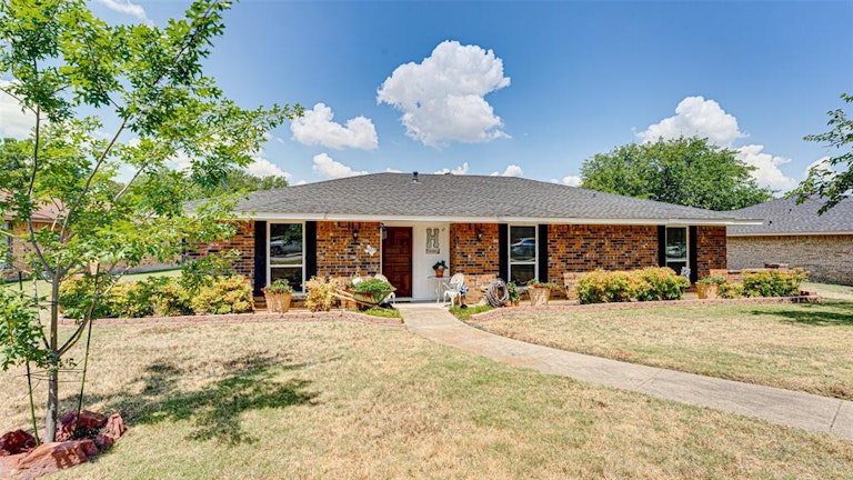 Photo 6 of 33 - 505 Newcastle Dr, Desoto, TX 75115