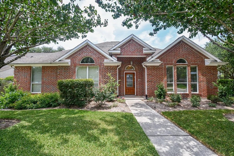 Photo 1 of 34 - 7702 Flax Dr, Houston, TX 77071