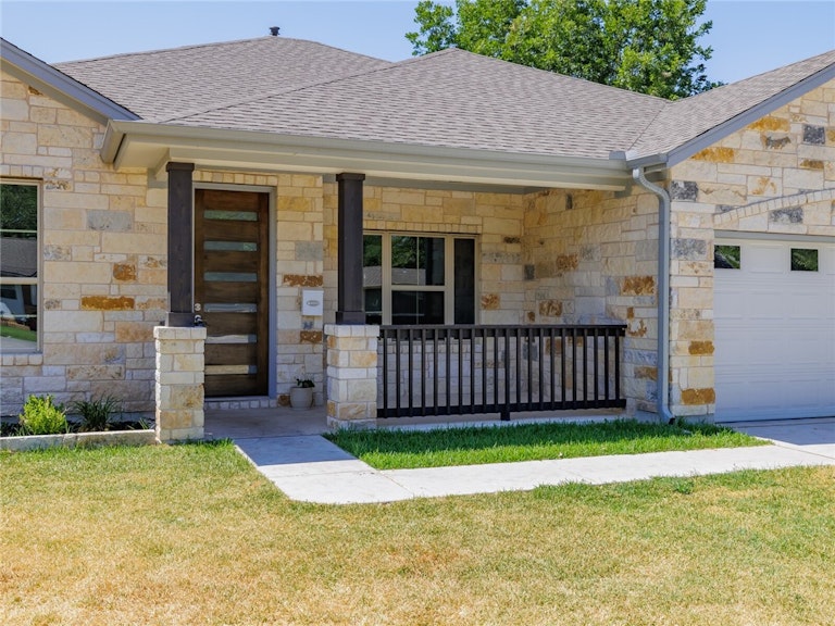 Photo 3 of 32 - 1413 Circle Dr, Round Rock, TX 78664