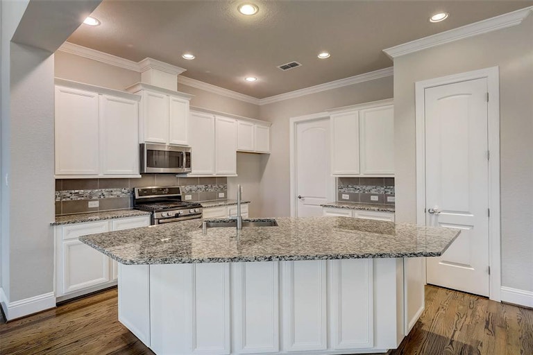 Photo 21 of 40 - 1704 Oak Leaf Pass Dr, Houston, TX 77055