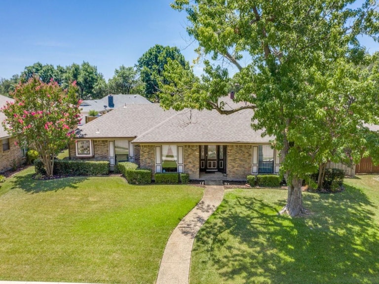 Photo 2 of 30 - 1704 Brazos Trl, Plano, TX 75075