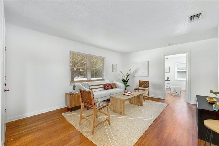 Photo 4 of 22 - 1403 Larkwood Dr, Austin, TX 78723