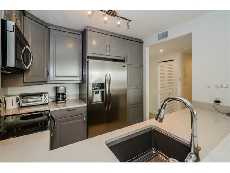 Photo 9 of 25 - 7892 Sailboat Key Blvd S #505, South Pasadena, FL 33707