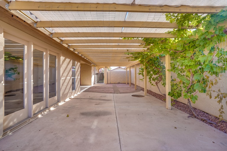 Photo 2 of 22 - 5201 E Tunder Cir, Phoenix, AZ 85044