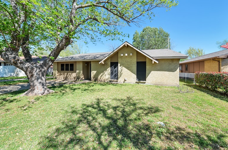 Photo 1 of 29 - 3106 Edelweiss Dr, Grand Prairie, TX 75052