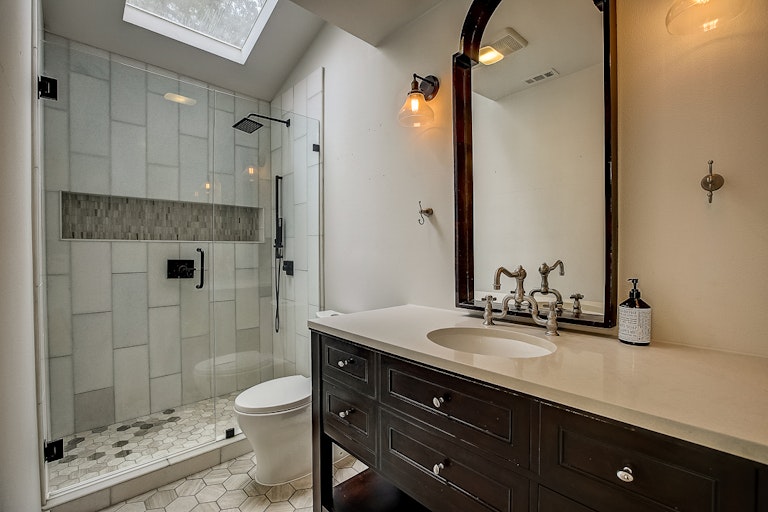 Photo 4 of 50 - 8103 Shiloh Ct, Austin, TX 78745