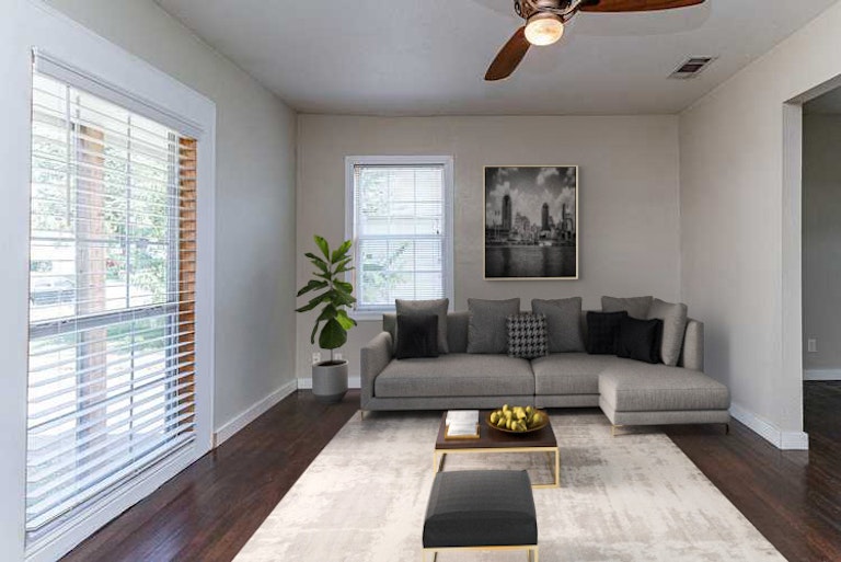Photo 2 of 19 - 1210 S Gilpin Ave, Dallas, TX 75211