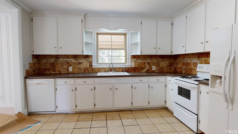 Photo 11 of 28 - 912 Award St, Fuquay Varina, NC 27526