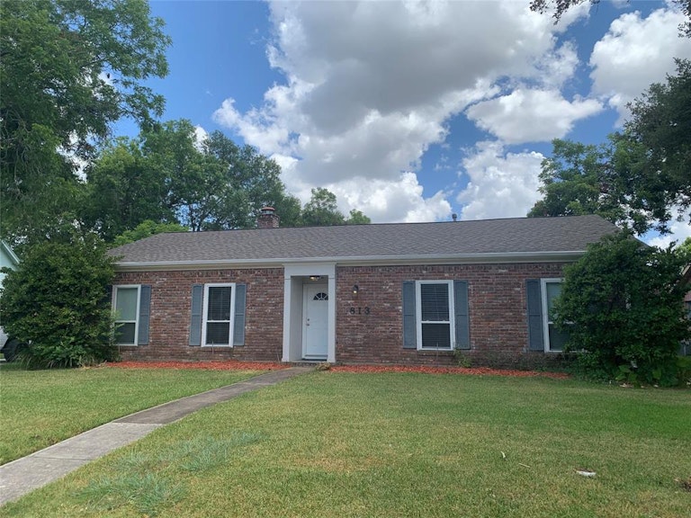 Photo 2 of 24 - 1813 Laurel Oaks Dr, Richmond, TX 77469