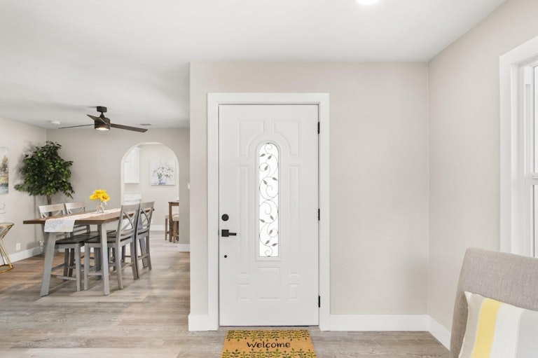 Photo 5 of 33 - 5636 Vista Ave, Sacramento, CA 95824