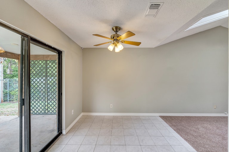 Photo 9 of 24 - 1124 Park Center Ct, Saginaw, TX 76179