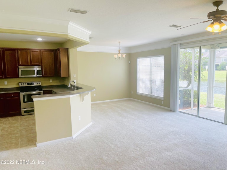 Photo 12 of 31 - 11066 Castlemain Cir E, Jacksonville, FL 32256