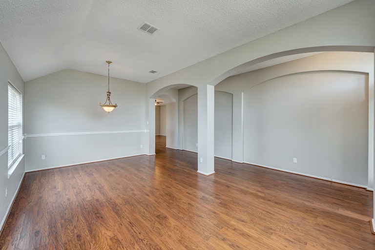 Photo 13 of 24 - 2116 Sandstone Ct, Mansfield, TX 76063