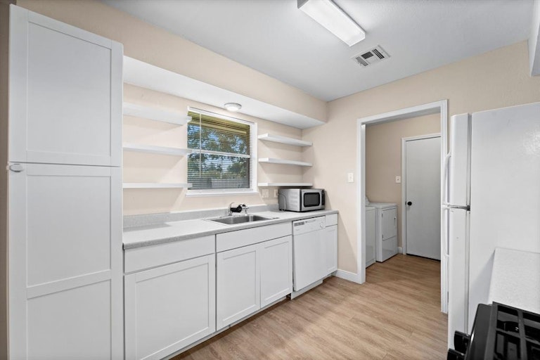 Photo 9 of 25 - 302 E 40th 1/2 St, Houston, TX 77018