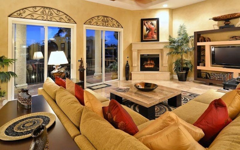 Photo 5 of 22 - 571 Putting Green Ln, Longboat Key, FL 34228