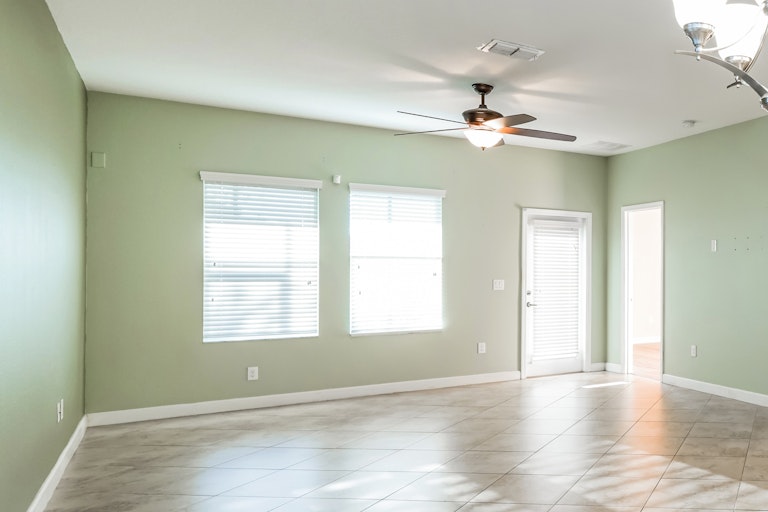 Photo 10 of 42 - 19303 Prairie Tree Pl, Tampa, FL 33647