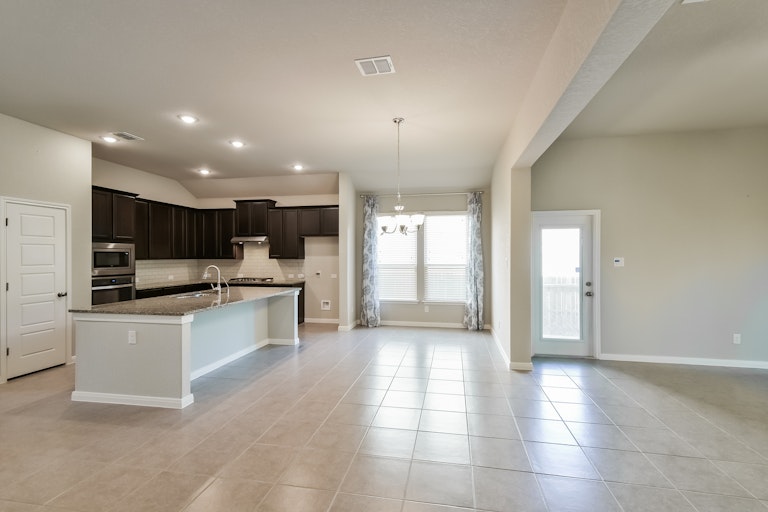 Photo 8 of 25 - 430 Pecan Mdws, New Braunfels, TX 78130
