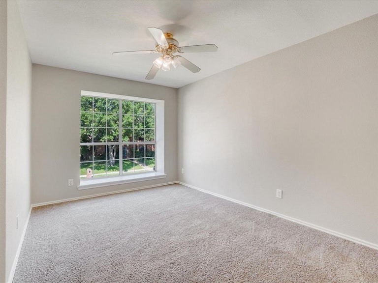 Photo 33 of 39 - 3911 Walnut Grove Ln, Carrollton, TX 75007