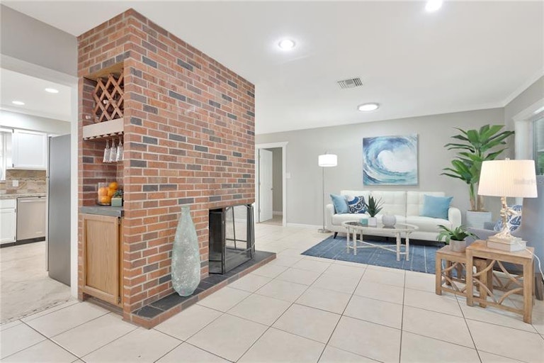 Photo 4 of 52 - 2302 S Arrawana Ave, Tampa, FL 33629