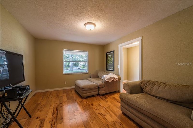 Photo 12 of 24 - 1266 Juliana Pl, Orlando, FL 32807