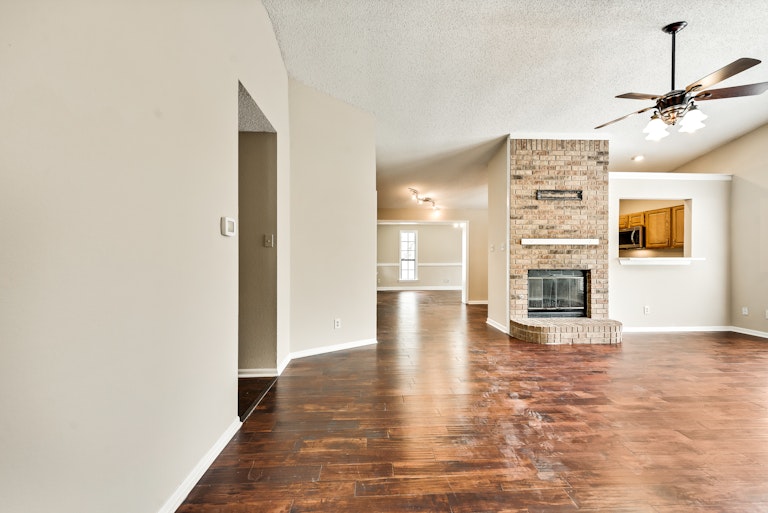 Photo 8 of 25 - 2705 Fountainview Dr, Corinth, TX 76210