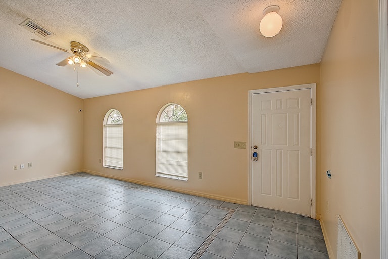 Photo 5 of 33 - 212 Ashford Pl, Kissimmee, FL 34758