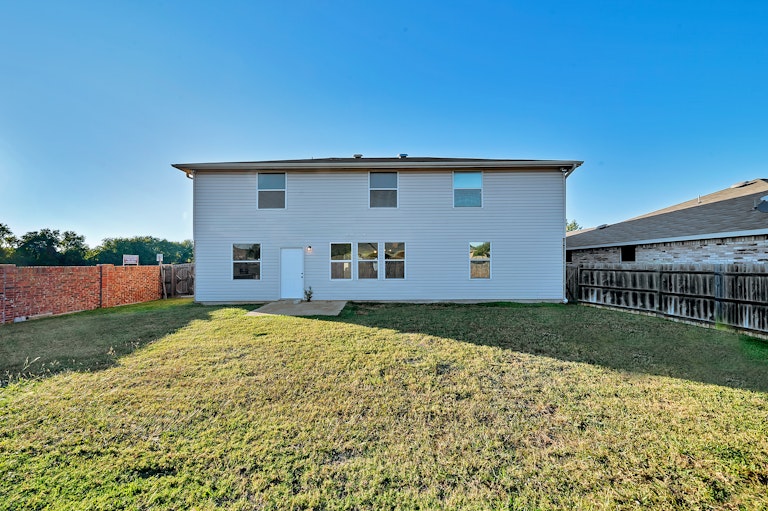 Photo 5 of 35 - 100 Queen Annes Dr, Burleson, TX 76028