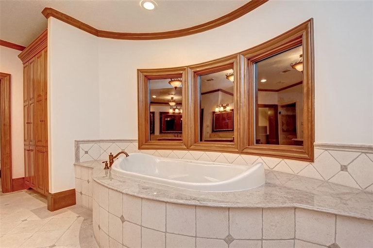 Photo 15 of 23 - 35 Grand Regency Cir, Spring, TX 77382