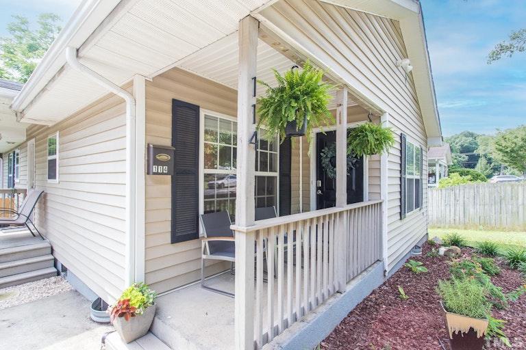 Photo 4 of 25 - 114 N Blacknall St, Durham, NC 27703