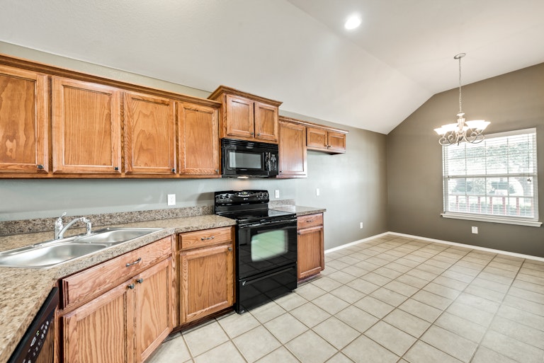 Photo 7 of 24 - 1228 Boxwood Dr, Crowley, TX 76036