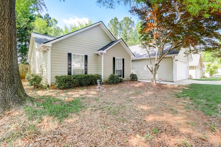 Photo 10 of 23 - 690 Paris Dr, Lawrenceville, GA 30043