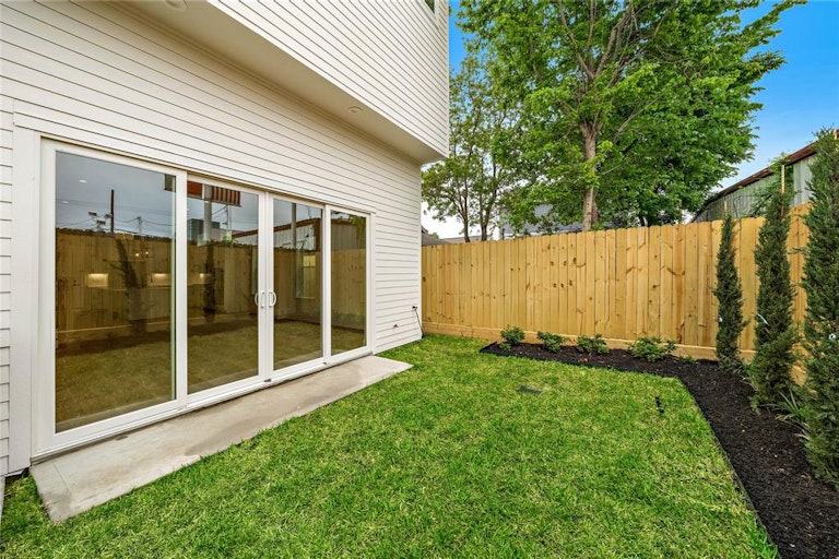 Photo 10 of 46 - 1420 Alexander St, Houston, TX 77008