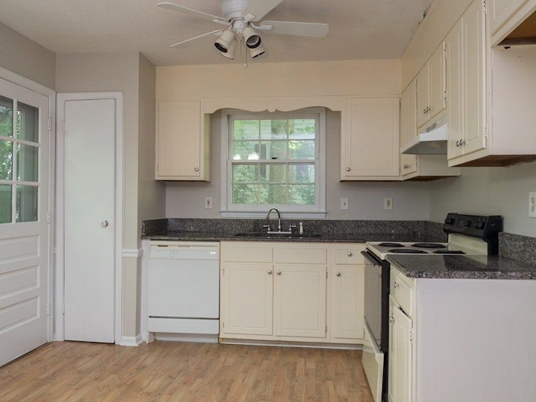 Photo 3 of 18 - 1020 Trollingwood Ln, Raleigh, NC 27615