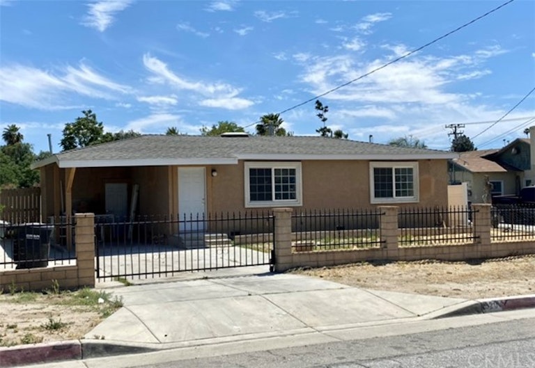 Photo 3 of 24 - 620 E Washington Ave, San Jacinto, CA 92583