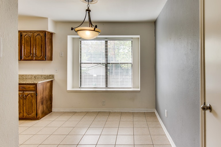 Photo 11 of 27 - 2507 Incline Dr, Carrollton, TX 75006