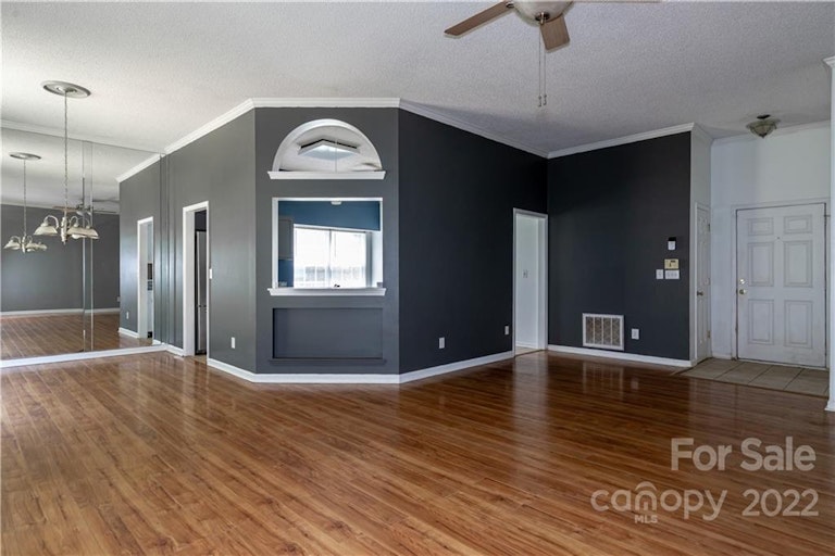 Photo 4 of 25 - 2930 Silkstream Ln, Charlotte, NC 28262