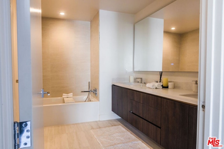 Photo 6 of 8 - 411 S Hamel Rd #109, Los Angeles, CA 90048